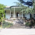 Parkın içindeki köşk Parkın içindeki köşk