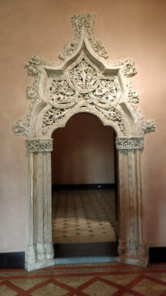 Aljaferia Sarayı'nda işlemeli bir kapı