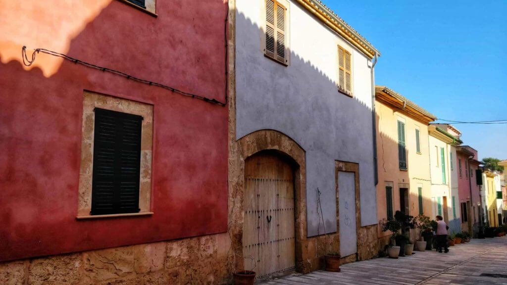 Şirin Alcudia sokakları, Mallorca