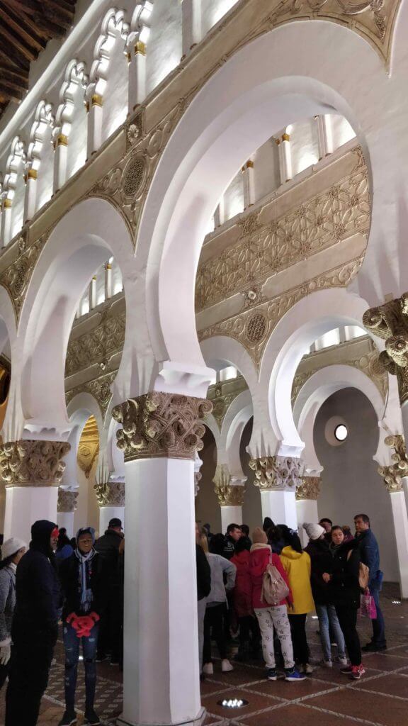 Sinagoga Santa Maria la Blanca kolon ve kemerler