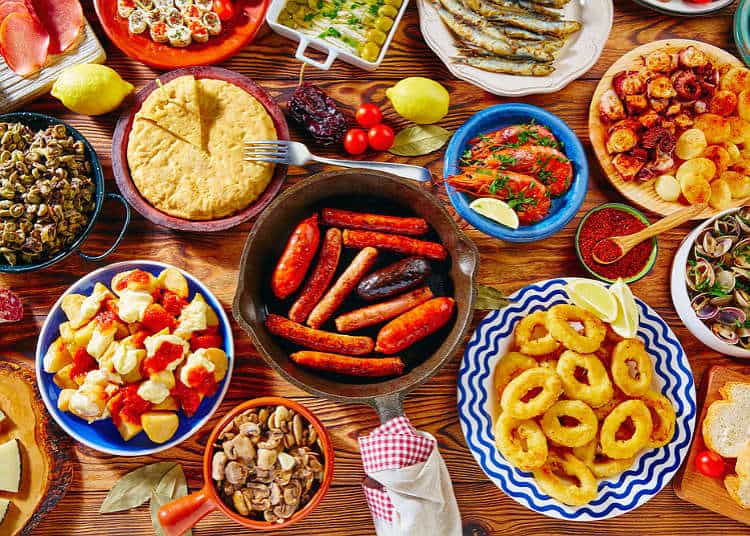 Tapas İspanya yemek alışkanlıklarında önemli bir yer tutulur ve günün her öğününde tüketildiğini görebilirsiniz.
