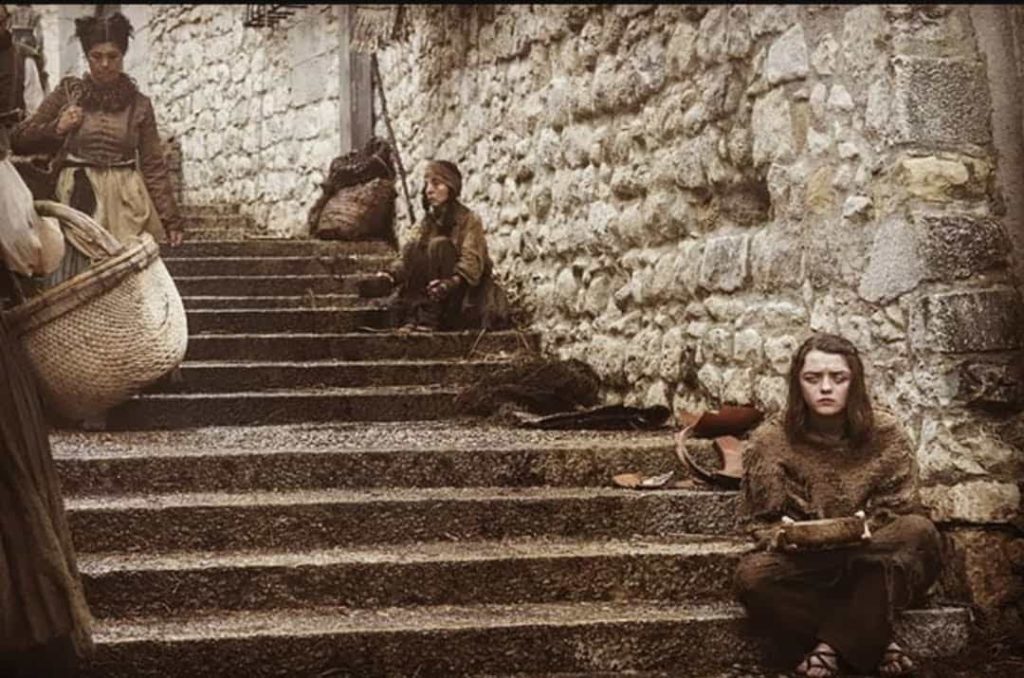 Game of Thrones'un bahtsız kızı Arya Girona'da dileniyor
