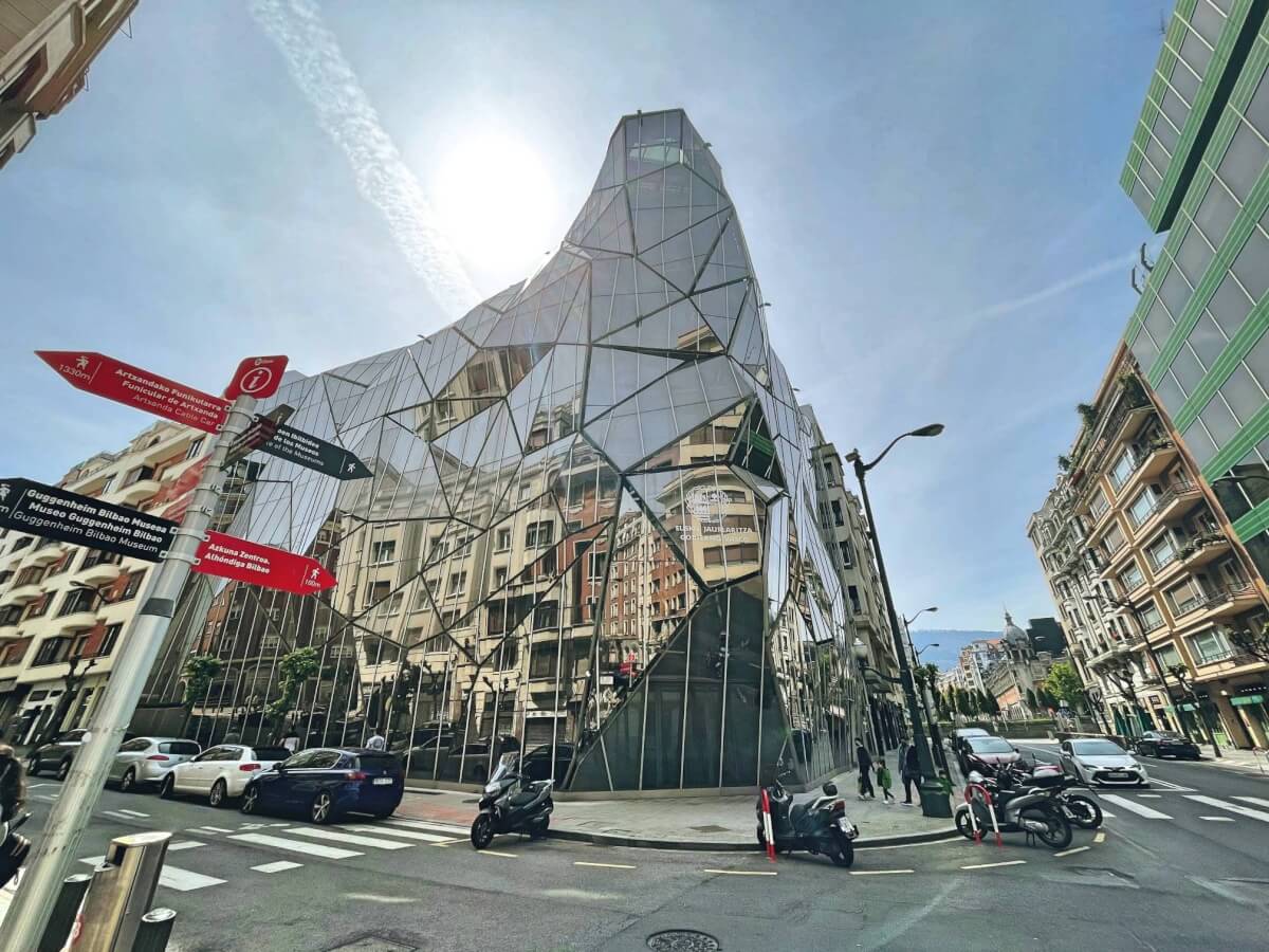 Bilbao Abando bölgesinde modern bir yapı