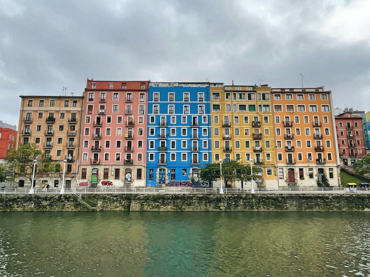 İspanya içinde ayrı bir ülke: Bilbao Gezi Notları 1 bilbao-colorful-houses-along-the-river