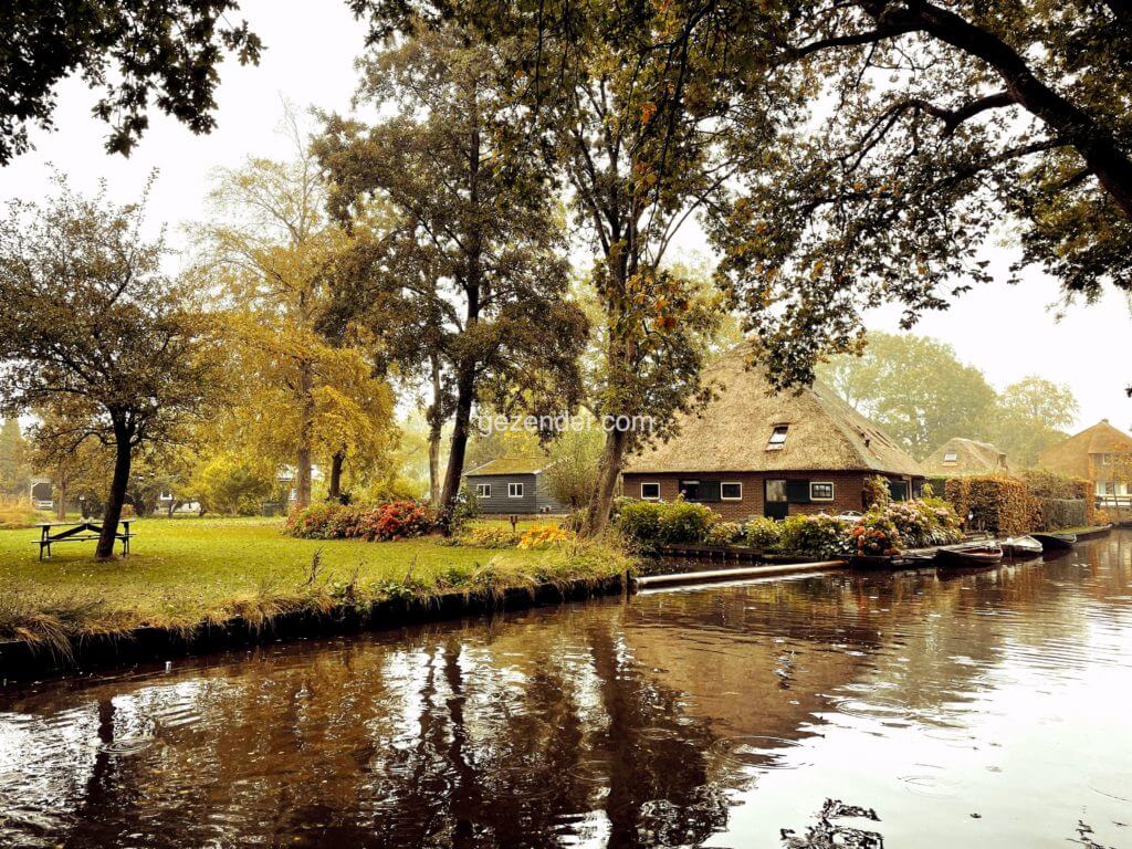 giethoorn canals and beautiful houses