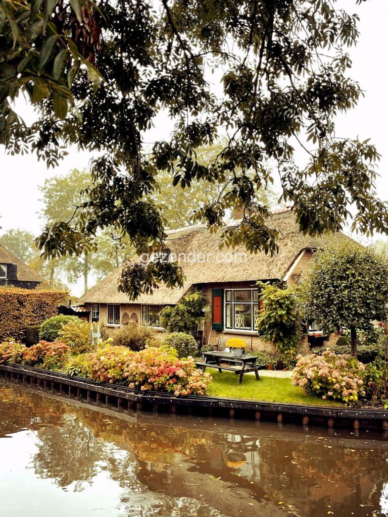 giethoorn canals and beautiful houses 2