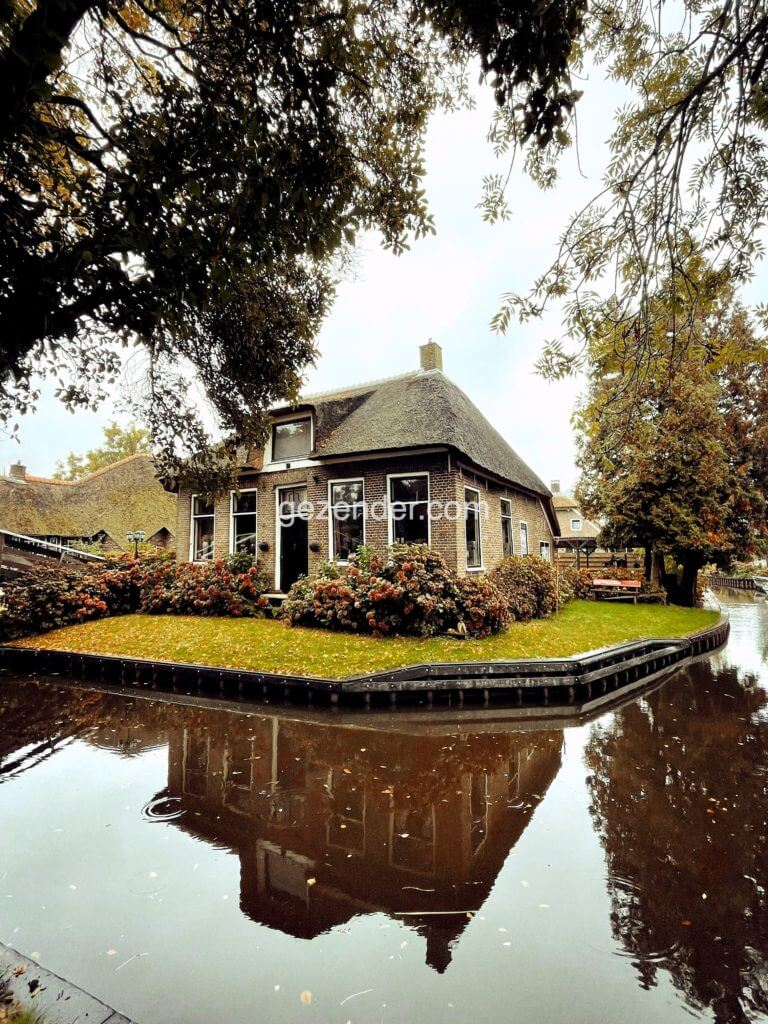 giethoorn canals and beautiful houses 8