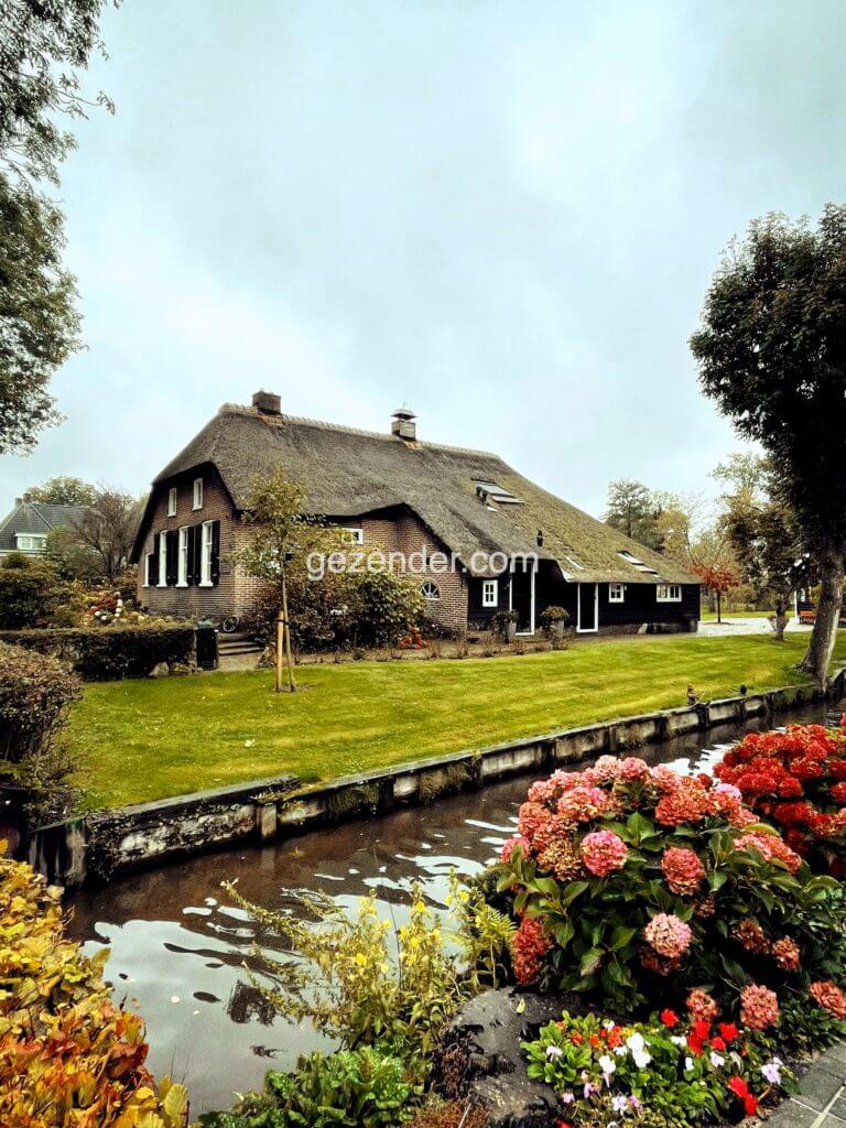 giethoorn canals and beautiful houses 9