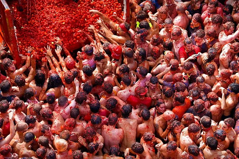 La Tomatina Guide: Spanish Tomato Fight Festival 1 tomatina jpg