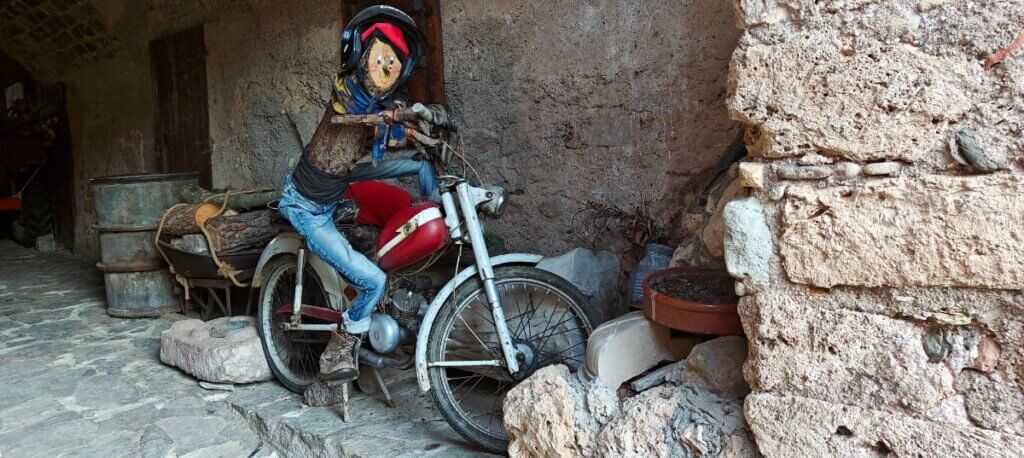 mura caga tio moto