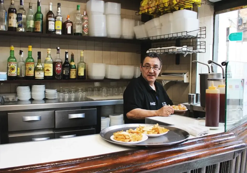 Barcelona restoranları arasında patatas bravası ile ünlü Bar El Tomas